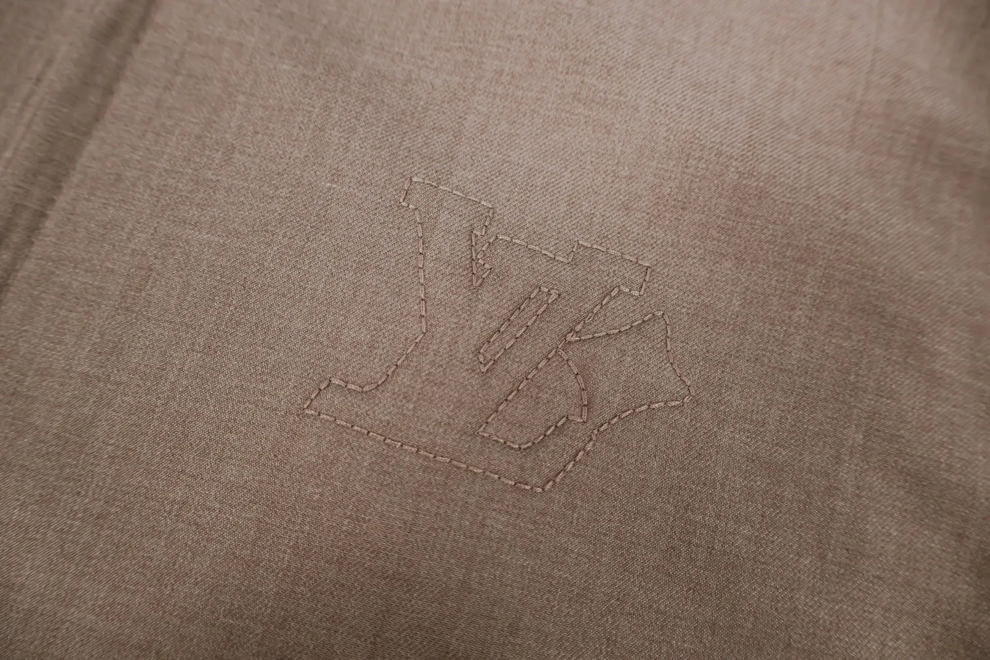 🅿️810 1v 25FW khaki wool casual jacket. The original jacket was purchased for 24,200 yuan. The old money style of Lujia is really not comparable to those second-tier brands. We custom-made imported real wool blended fabrics. The upper body is particularly high-end. Fabric has always been a particularly important part of our products. It is also the foundation for the rise of high-rise buildings. The materials we use are quite solid. Nearly 100% sheep wool is blended with polyester and polyester to ensure the drape of the pants. The comparison of the sample in Figure 2 is only slightly red. The specifications are exclusively custom-woven and have no difference. The pockets and trims are cut according to the Italian old-money style craftsmanship standards. The back pockets are embellished with embossed logos. The focus is to restore the pleats and perm marks on the front, which is full of texture. Size:50-52-54-56